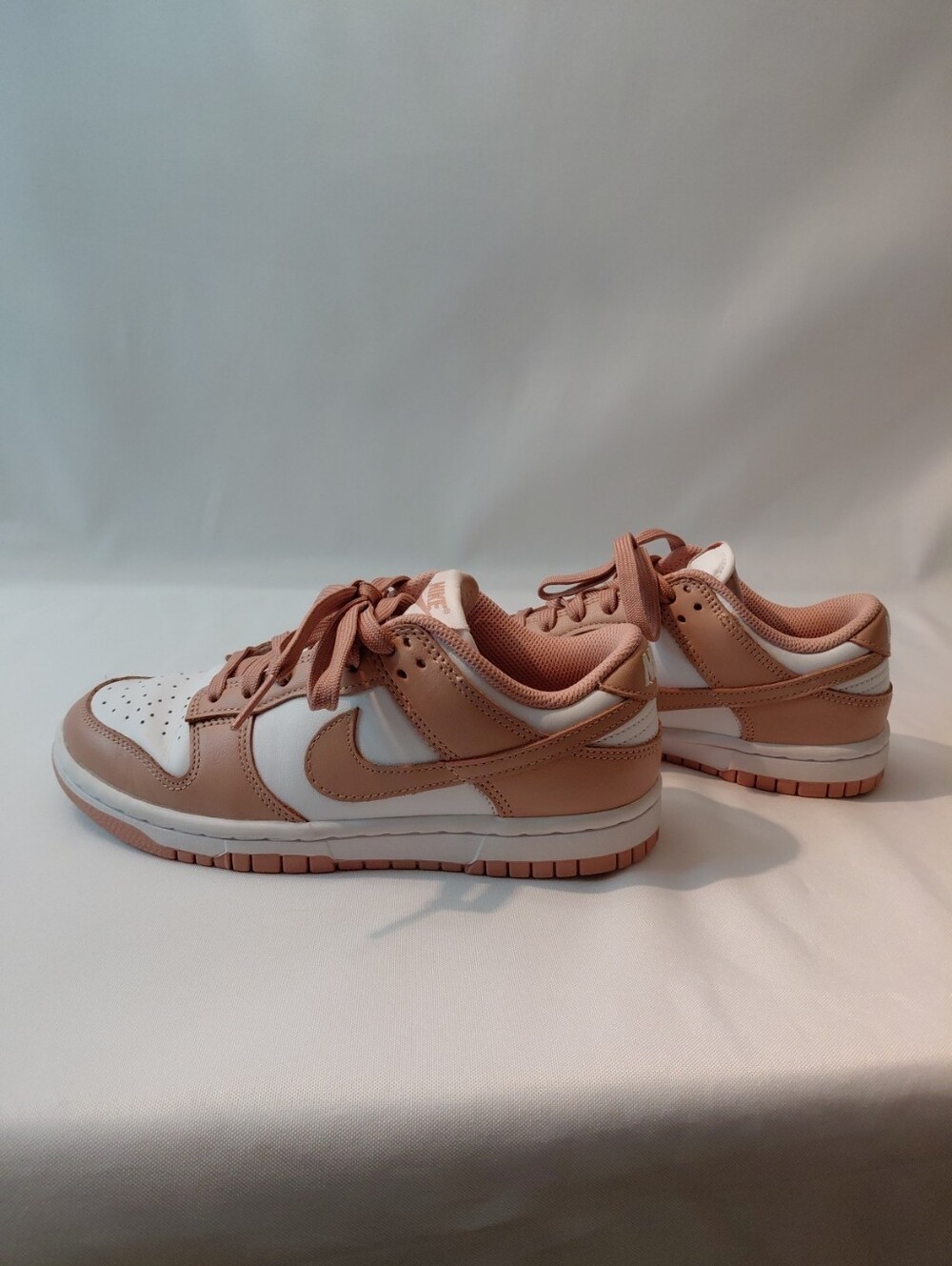 Nike Girl Low-Top Sneakers in White and Dusty Rose Size 5.5